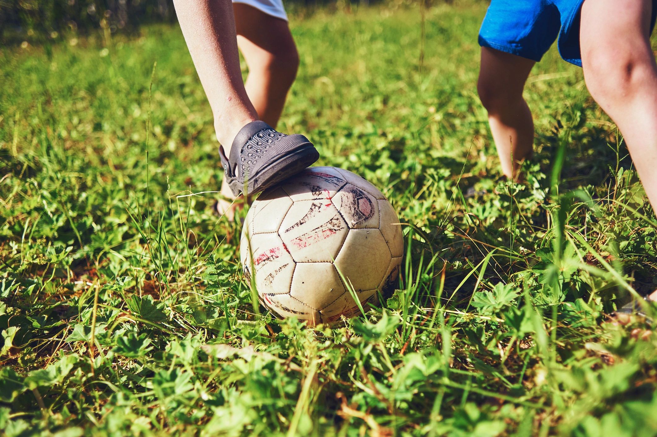 Juventud jugando fútbol en República Dominicana